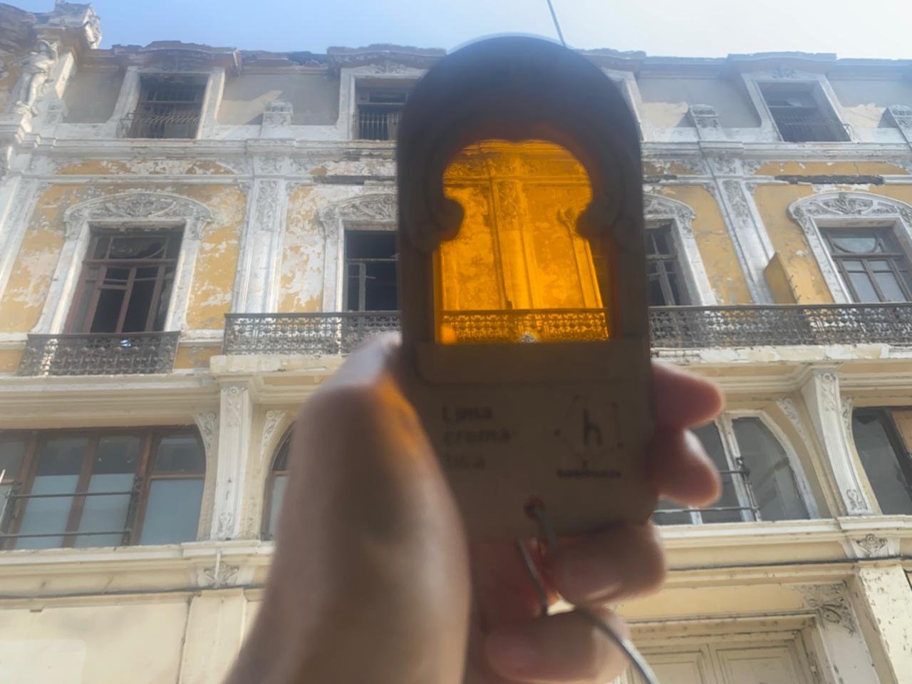 Visor cromático sobre fachada del Centro Histórico de Lima